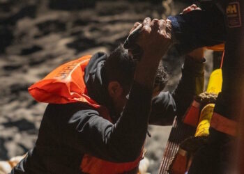 Migranti, oltre 100 in rotta verso Livorno. Sea Eye contro Malta: «Esorta navi mercantili a non soccorrere»
