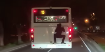 Passeggero immortalato mentre viaggia “appeso” sul retro di un autobus della Tallinja