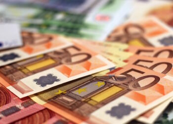 Passeggero sorpreso con quasi 64mila euro in contati non dichiarati all’aeroporto internazionale di Malta