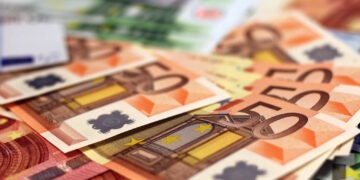 Passeggero sorpreso con quasi 64mila euro in contati non dichiarati all’aeroporto internazionale di Malta