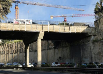 Attivisti scendono in strada contro il traffico dell’isola: «Priorità alle persone, non alle auto»