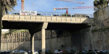 Attivisti scendono in strada contro il traffico dell’isola: «Priorità alle persone, non alle auto»