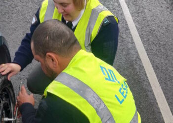 Anziano fora una gomma mentre la madre lo aspetta in casa di riposo, agenti Lesa si fermano a cambiargliela
