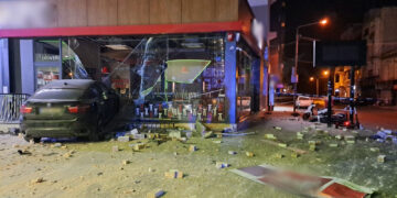 Auto fuori controllo investe pedone e poi sfonda vetrata fast food a Gzira: 30enne perde la vita