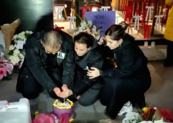 Oltre cento persone alla veglia in ricordo di Pelin Kaya, la giovane donna uccisa la sera del suo compleanno