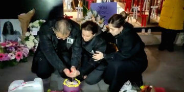 Oltre cento persone alla veglia in ricordo di Pelin Kaya, la giovane donna uccisa la sera del suo compleanno