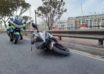Perde il controllo della moto e si schianta contro le barriere laterali a Pietà. Centauro in lotta per la vita