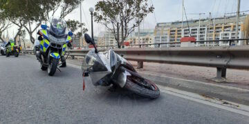 Perde il controllo della moto e si schianta contro le barriere laterali a Pietà. Centauro in lotta per la vita