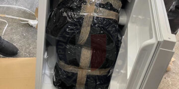 Traffico di droga, sequestrati 6 chili di cannabis: viaggiavano dentro ad un frigorifero a bordo di un camion