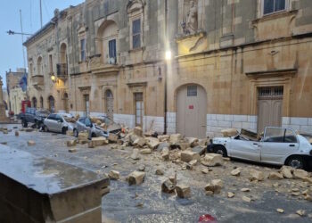 Maltempo: crollano i balconi in pietra di un edificio, paura a Gharb
