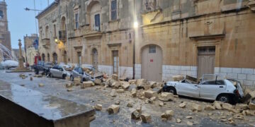 Maltempo: crollano i balconi in pietra di un edificio, paura a Gharb