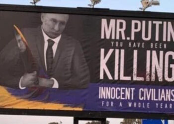 Ad un anno di distanza dall’invasione russa dell’Ucraina spuntano per le strade i manifesti anti-Putin