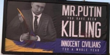 Ad un anno di distanza dall’invasione russa dell’Ucraina spuntano per le strade i manifesti anti-Putin