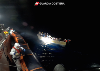 Migranti, barcone soccorso dalla Guardia Costiera in acque Sar maltesi. A bordo 8 cadaveri, neonato gettato in mare