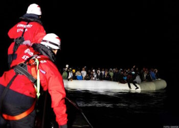 Migranti alla deriva soccorsi da Emergency dopo che Malta rifiuta lo sbarco