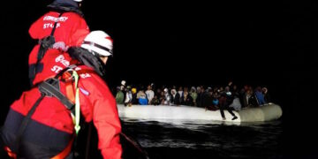 Migranti alla deriva soccorsi da Emergency dopo che Malta rifiuta lo sbarco