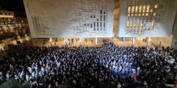 Proteste steward ospedali pubblici fuori da parlamento