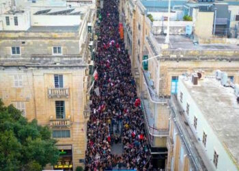 «Ridateci indietro i nostri soldi»: a Valletta fiume di persone in protesta contro l’accordo-truffa ospedali pubblici