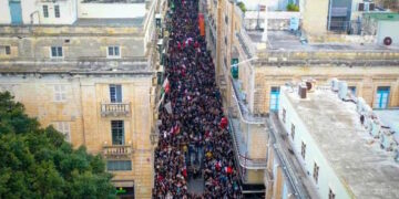 «Ridateci indietro i nostri soldi»: a Valletta fiume di persone in protesta contro l’accordo-truffa ospedali pubblici