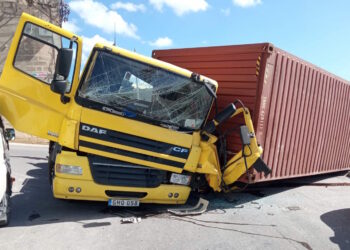 Container si ribalta a Qormi, traffico in tilt