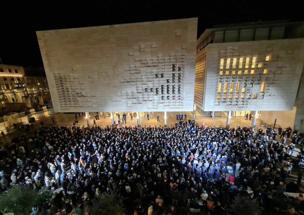 Folla radunata fuori dal Parlamento - @Bernard Grech su Facebook