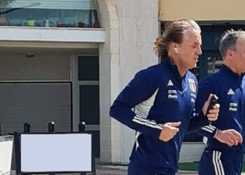 Roberto Mancini pizzicato a fare jogging sul lungomare di Sliema