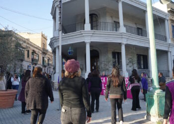 «La polizia e il tribunale sono i nostri stupratori»: attivisti in protesta davanti al commissariato di Msida