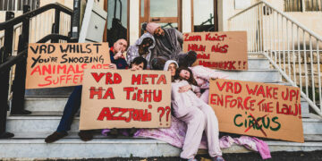 Animalisti in pigiama protestano contro spettacolo equestre e invitano il dipartimento a “svegliarsi”