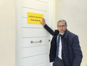 Corruzione, Robert Aquilina ed il cartello affisso sulla porta di Muscat - @Repubblika