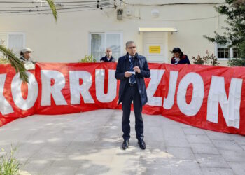 Corruzione, Robert Aquilina e i manifestanti davanti agli uffici di Muscat