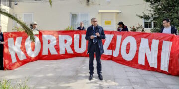 Corruzione, Robert Aquilina e i manifestanti davanti agli uffici di Muscat