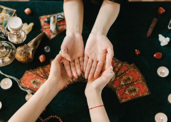 Vive con i sussidi sociali, lavora “in nero” e gioca 200.000 euro ai casinò: chiromante finisce in carcere