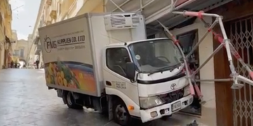 Furgone senza conducente investe due pedoni a Valletta