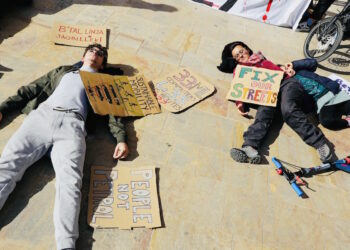 Attivisti in protesta davanti al Parlamento chiedono lo stop alla “dipendenza dalle auto”