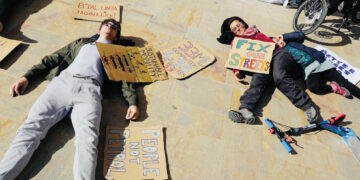 Attivisti in protesta davanti al Parlamento chiedono lo stop alla “dipendenza dalle auto”