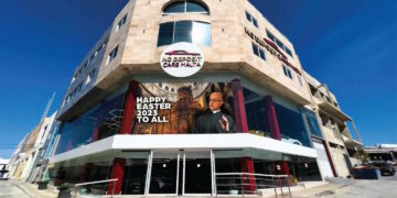No Deposit Cars la butta sul personale ed augura “Buona Pasqua” con Jason Azzopardi in abiti da prete