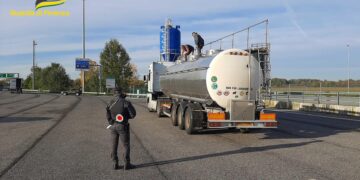 Guardia di Finanza ferma un camion carico di gasolio da contrabbando - @Guardia di Finanza