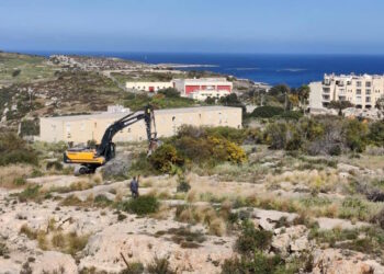 A Xemxija si scava prima dell’ok del tribunale. Residenti infuriati presentano petizione parlamentare