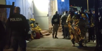 Emergenza migranti, Lampedusa al collasso: nella notte 19 sbarchi con 705 persone