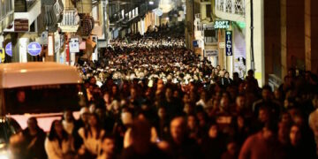 Centinaia di persone riempiono le strade per la marcia “solidale” in aiuto di Puttinu Cares