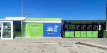 Riciclo dei rifiuti, installati i primi due nuovi distributori automatici “Jumbo” per bottiglie di plastica