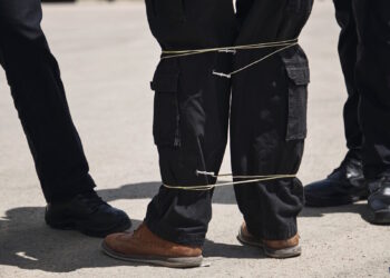 BolaWrap, il nuovo dispositivo delle forze dell’ordine in grado di immobilizzare una persona a distanza