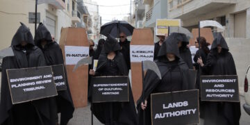 Attivisti portano la “morte” fuori dagli uffici della lobby dei costruttori: «L’avidità sta uccidendo il nostro Paese»