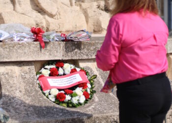 La madre di Jean Paul Sofia depone una corona di fiori in memoria di tutti i lavoratori che hanno perso la vita