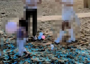 Festeggiano a Golden Bay riempiendo la spiaggia di coriandoli blu: denunciati