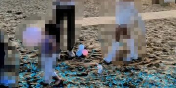 Festeggiano a Golden Bay riempiendo la spiaggia di coriandoli blu: denunciati