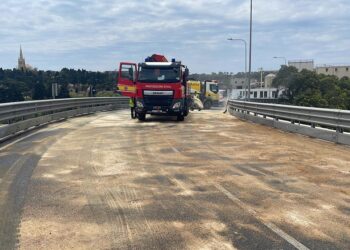 Camion sversa olio sulla carreggiata, traffico in tilt sul cavalcavia di Marsa