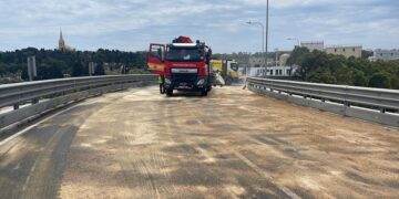 Camion sversa olio sulla carreggiata, traffico in tilt sul cavalcavia di Marsa