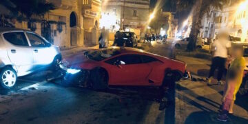 Incidente a Qormi, Lamborghini si schianta contro auto in sosta