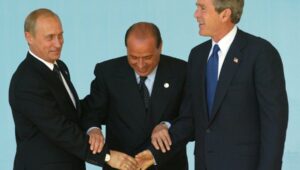 Berlusconi e la stretta di mano tra George W. Bush e Putin - La Repubblica